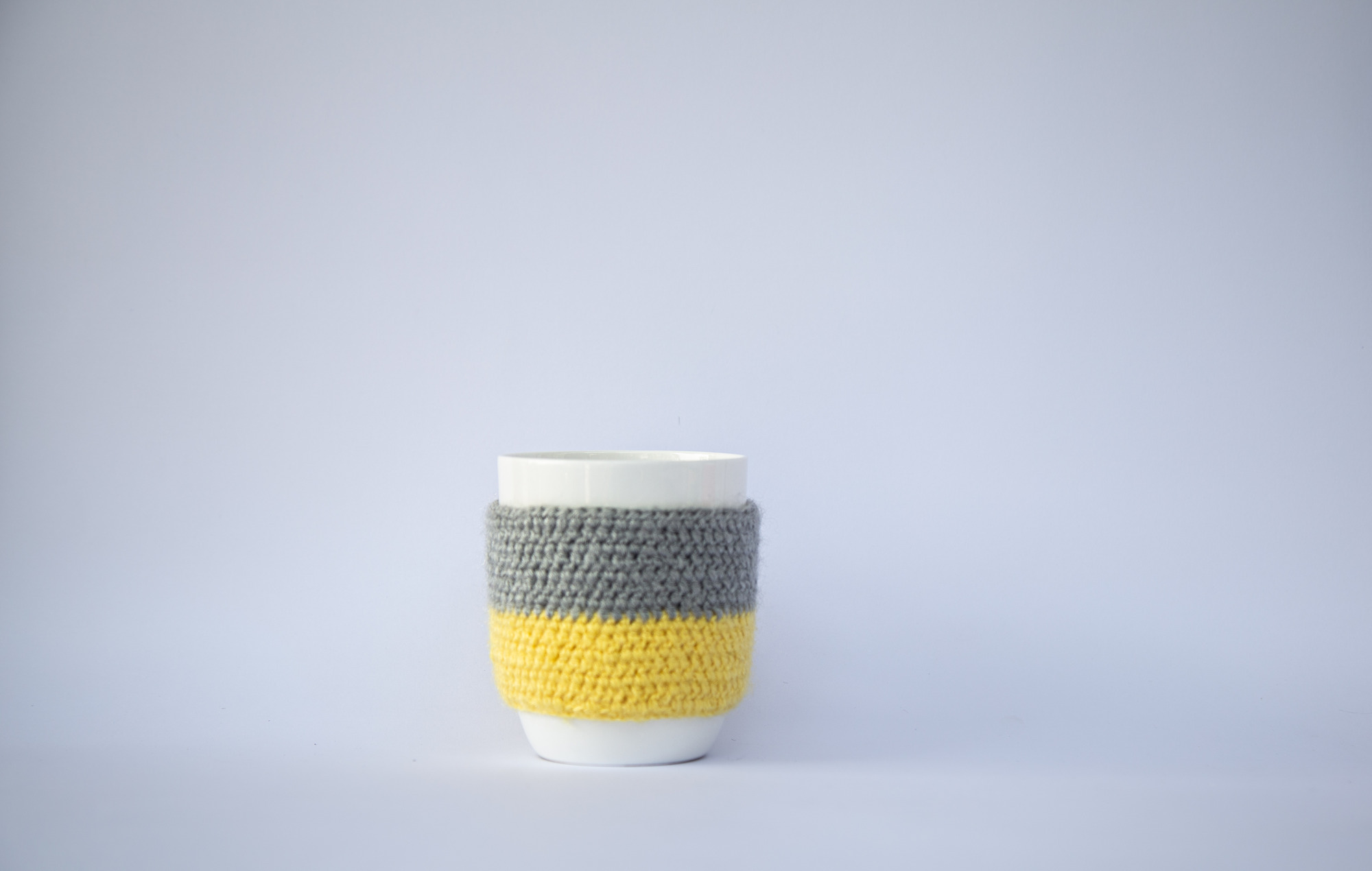 aamani's crochet: winter special | crochet mug with warmer | grey yellow mug sleeve |